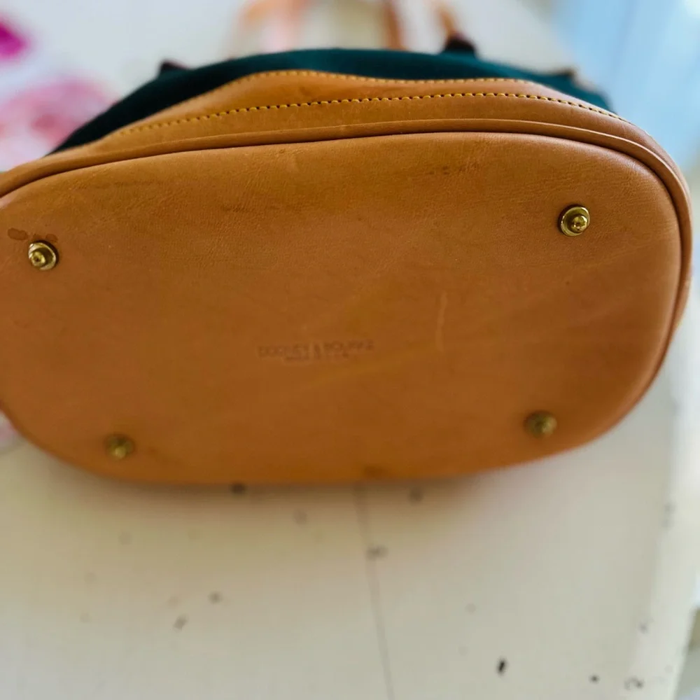 Dooney & Bourke
DOONEY & BOURKE VINTAGE CABRIOLET BUCKET BAG in Hunter Green - Picture 7 of 10